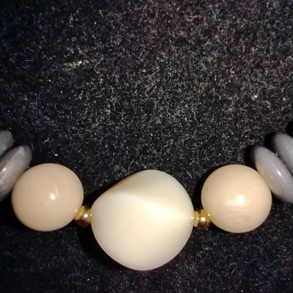 VTG Trifari Cream And Gray Acrylic bead 16" necklace With Gold Tone Spacers NWT - Picture 3 of 7